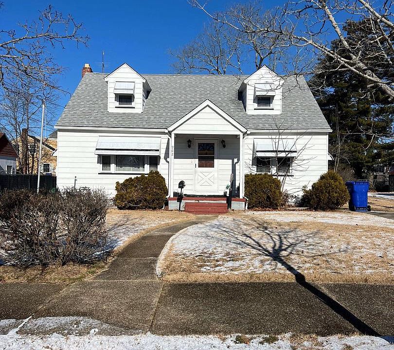 1st image of 902 E Oak St #E