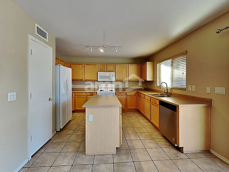 15995 W Monroe St — Photo 3