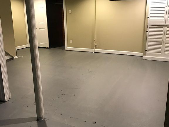 4th image of 458 Oak St