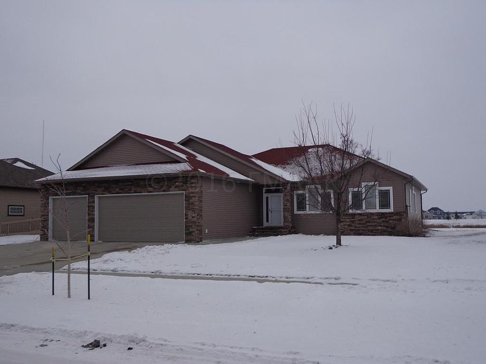 1st image of 525 Hampton Dr W