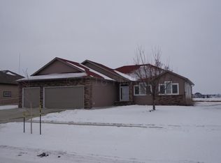 525 Hampton Dr W, Moorhead, MN 56560