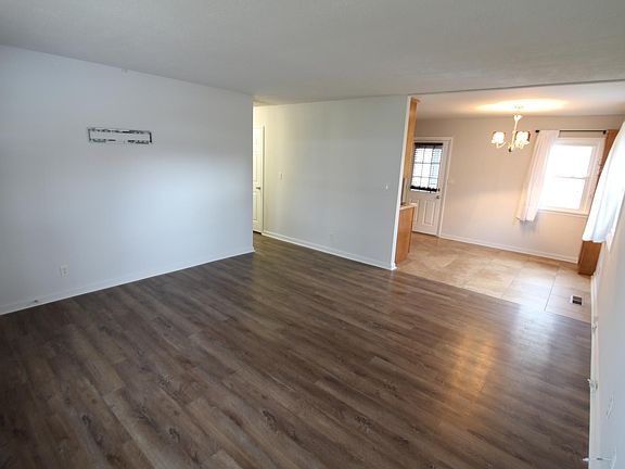 4th image of 935 Donmar Ln