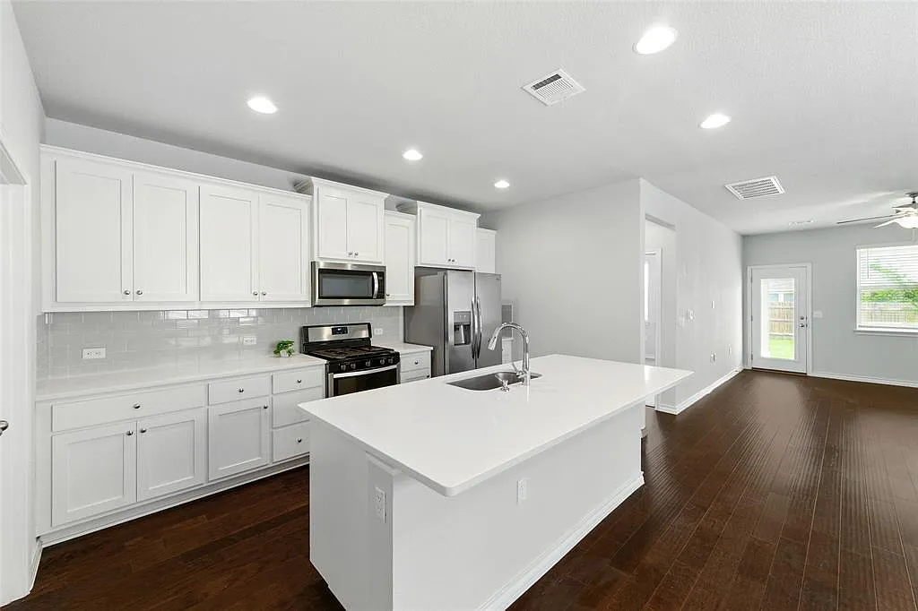3 bed, 2.5 bath, 1950 sqft, $2,250 — Photo 3