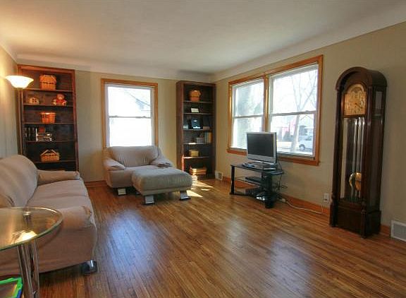 3rd image of 852 4th Ave S