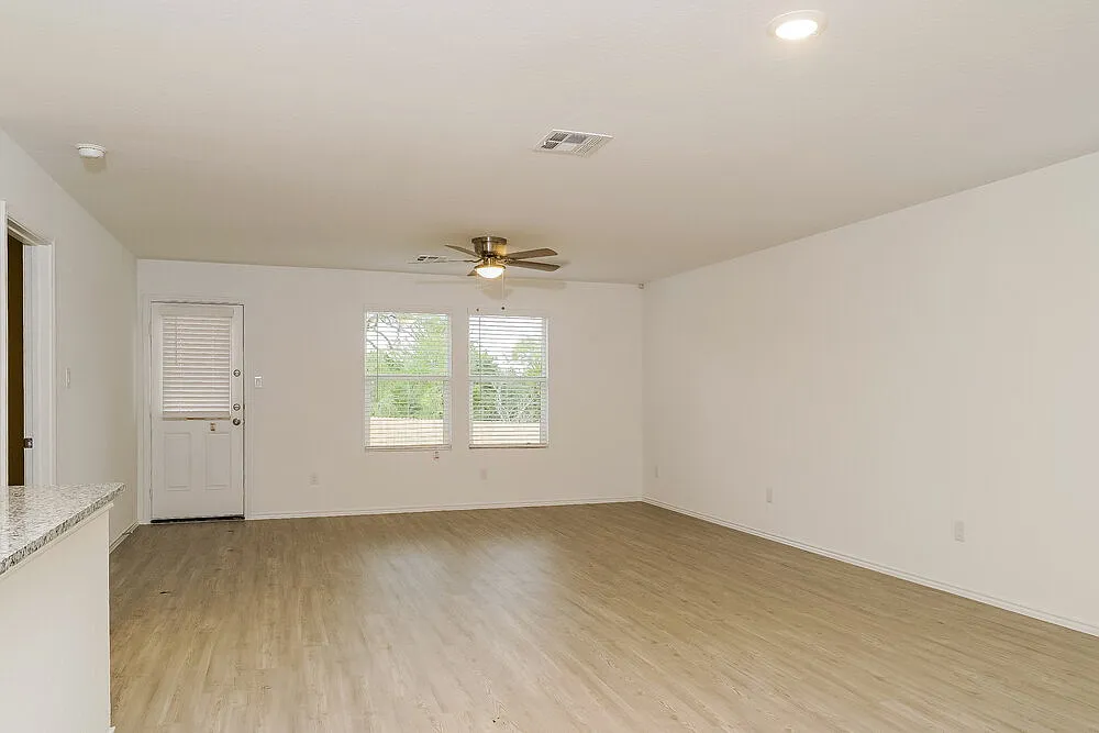 4 bed, 2.0 bath, 1667 sqft, $1,720 — Photo 3