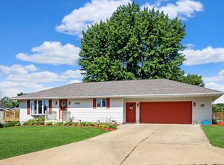 1002 W Meadows Dr, Freeport, IL 61032