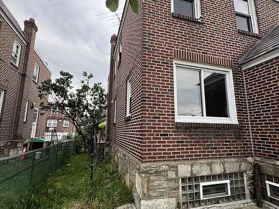 3rd image of 1818 Strahle St