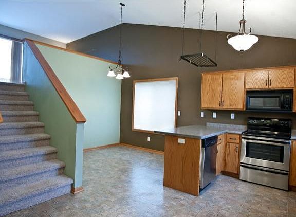 3rd image of 420 23rd Ave N