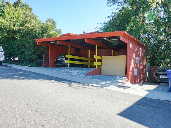 4th image of 3143 Hollycrest Dr