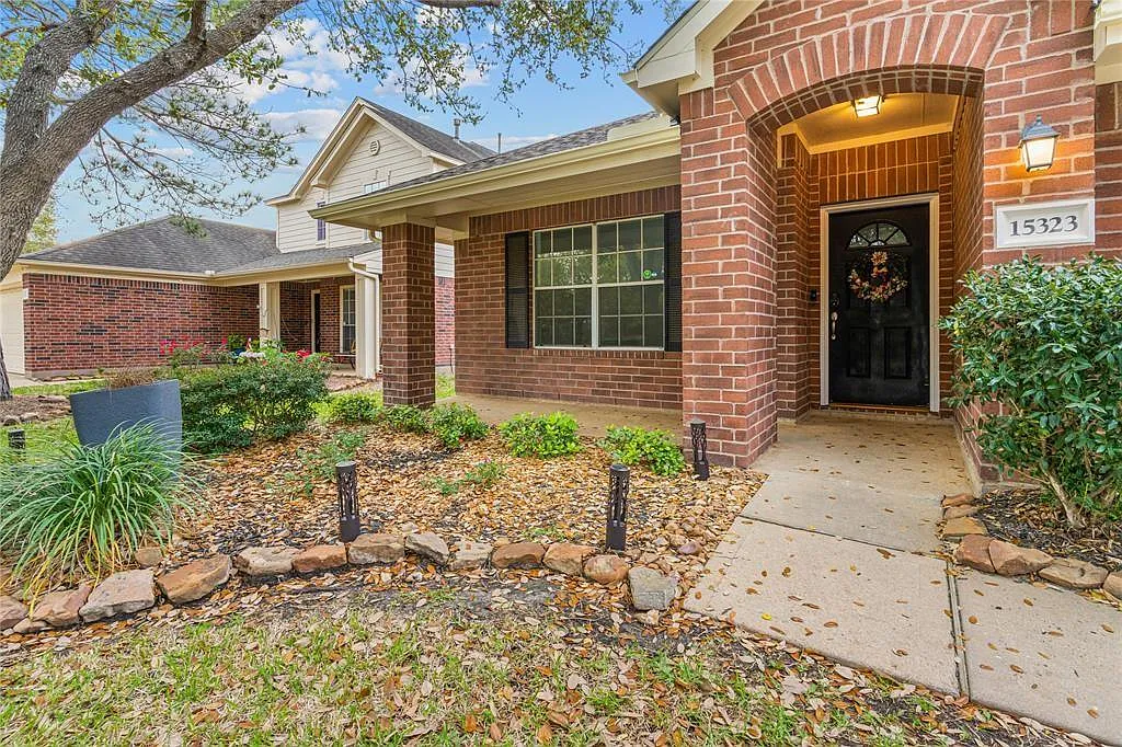 4 bed, 2.0 bath, 1897 sqft, $2,400 — Photo 2