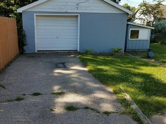 2nd image of 914 Saint James St