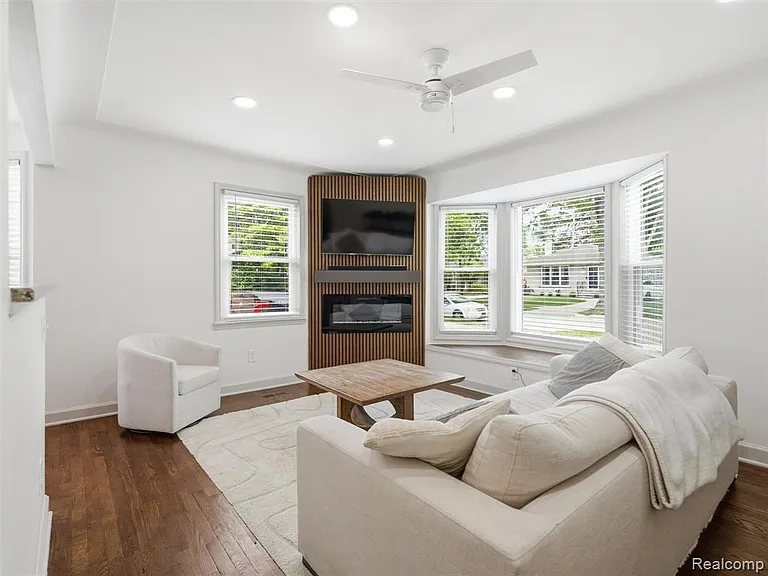 1514 S Wilson Ave — Photo 5