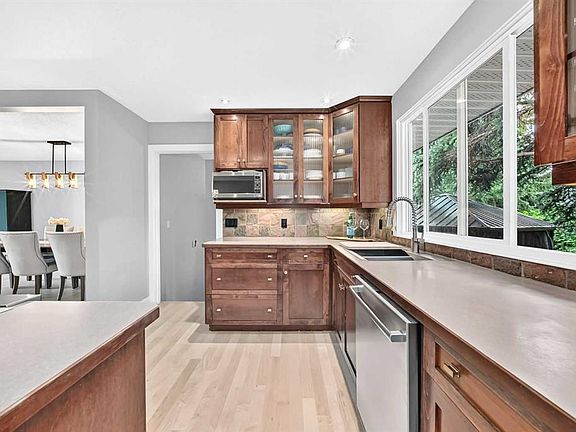 4th image of 520 Oakwood Pl SW