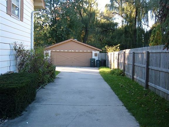 Beautiful tri-level in quiet neighbourhood.