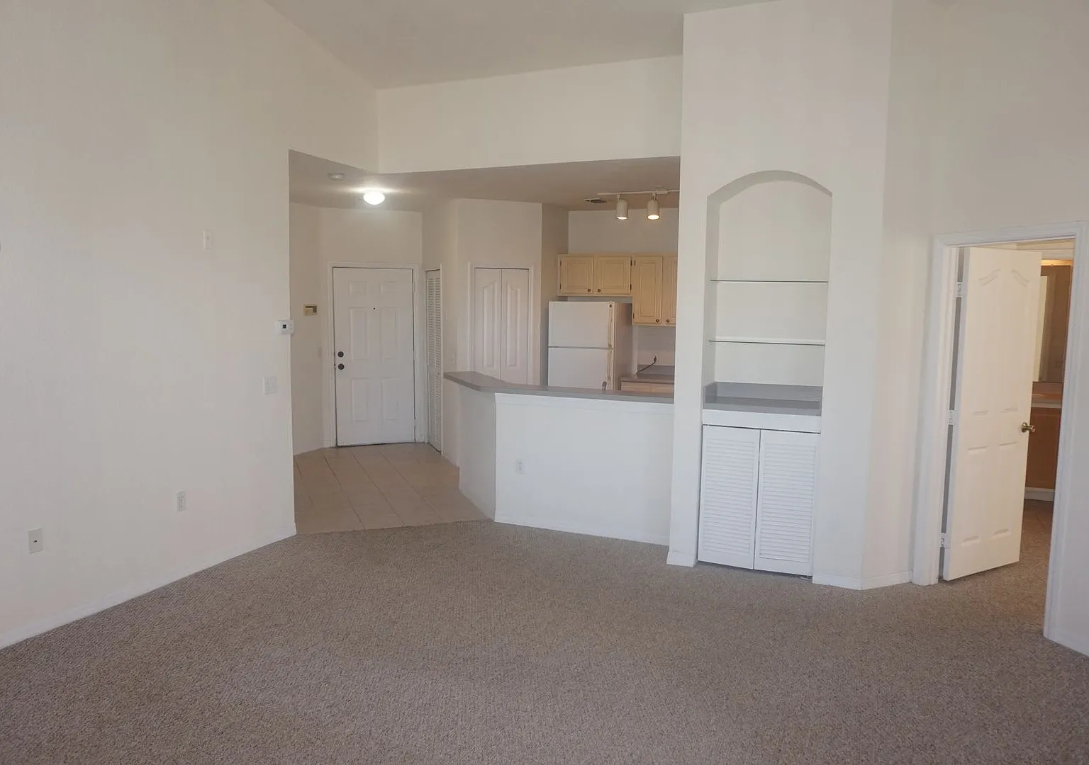 Spacious 2/2 In Visconti at Maitland Corner Unit with views of Lake — Photo 3
