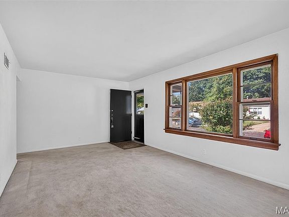 3rd image of 9820 Meadow View Dr