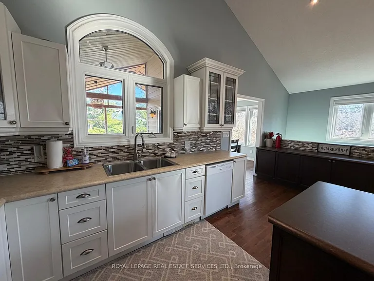 100 Essa Rd #UPPER LEVEL — Photo 8