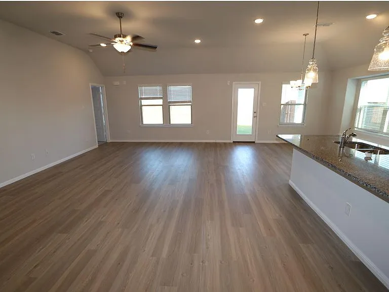 3221 Peacock Ln — Photo 12