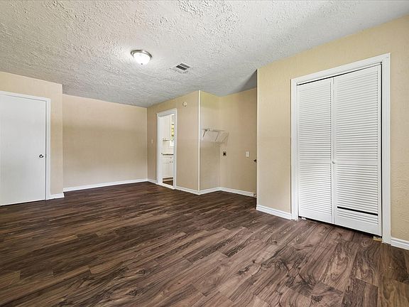 3rd image of 2405 Pomona Dr