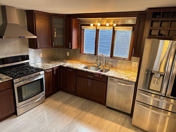 2nd image of 363 University Ave Floor 1