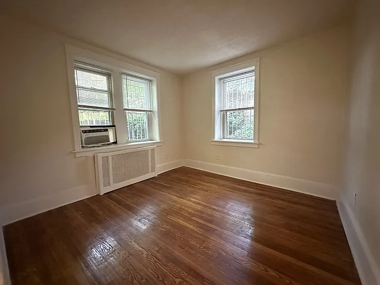 Queen Lane Manor — Photo 35