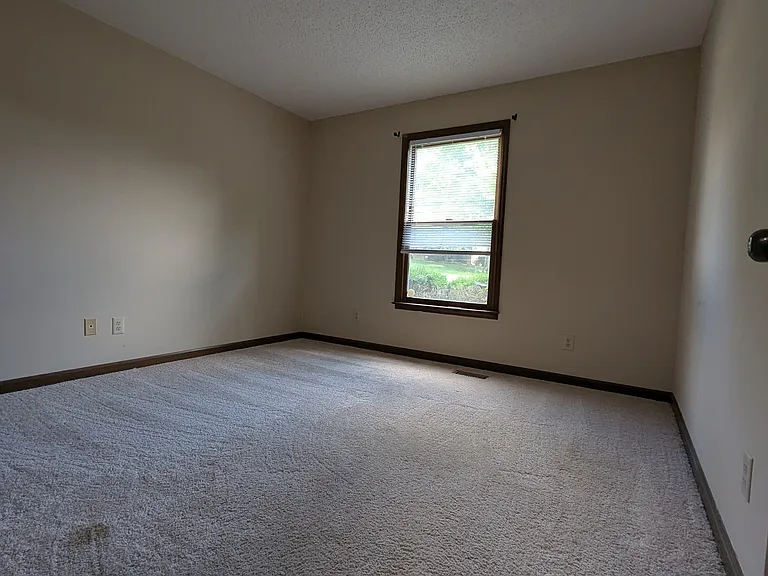 210 Wells Fargo Dr — Photo 22