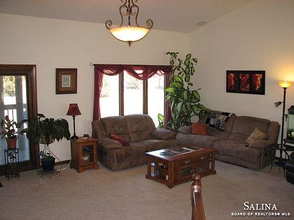 2nd image of 2207 Pinecrest Cir