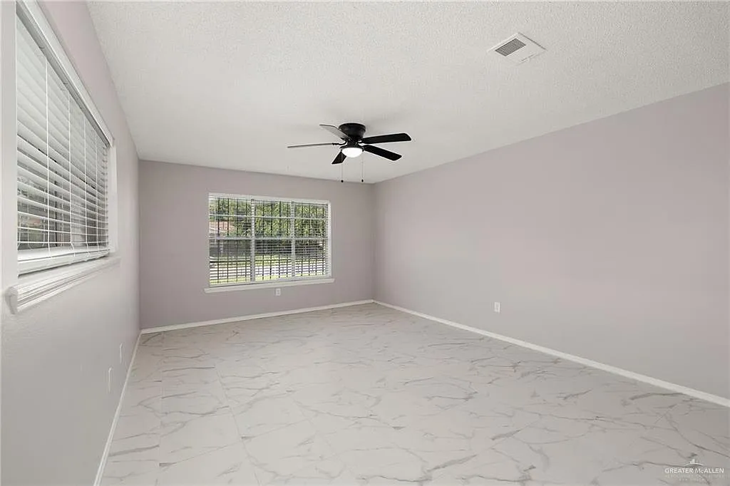 3 bed, 3.0 bath, 2364 sqft, $1,900 — Photo 3