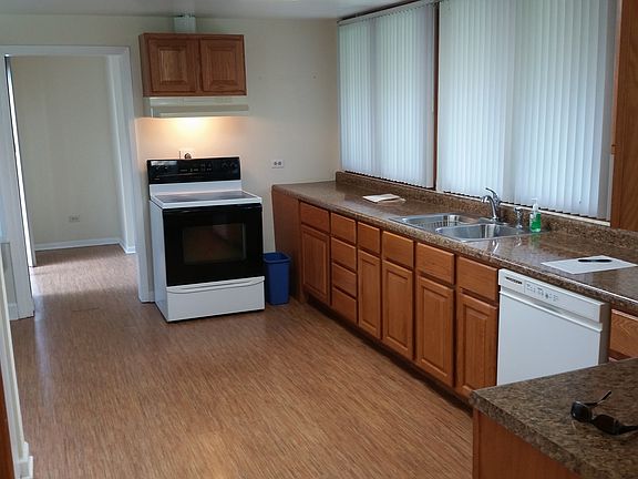3rd image of 924 Coronet Ln