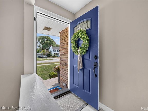 3rd image of 16016 Dunblaine Ave
