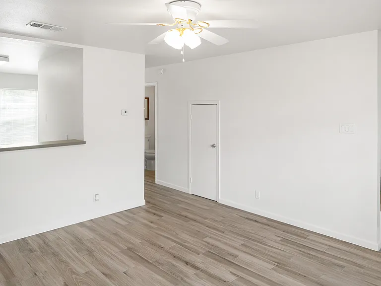 300 Veterans Dr #C — Photo 4