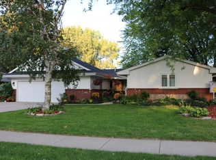 2709 Lakeland Dr, Urbandale, IA 50322