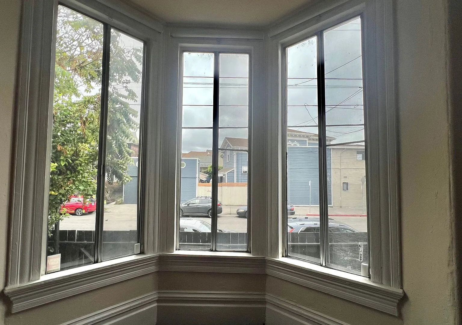 Sweet Charm 4bd 1.5ba Victorian House in West Oakland — Photo 3