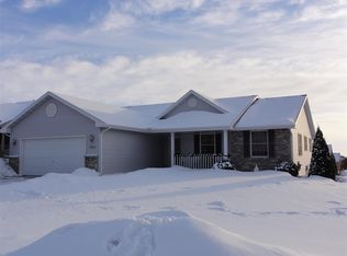 3828 Briar Crest Dr, Janesville, WI 53546
