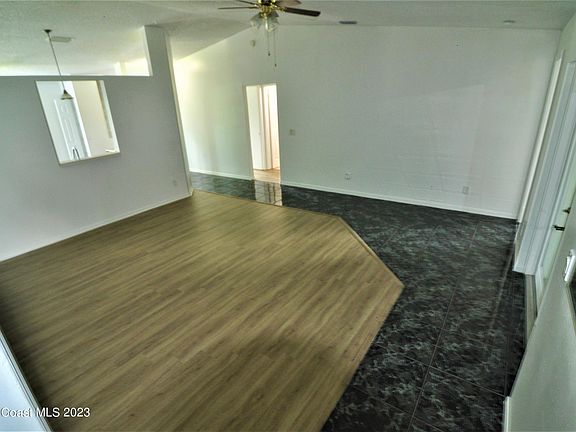 5th image of 524 Decker Ct NW