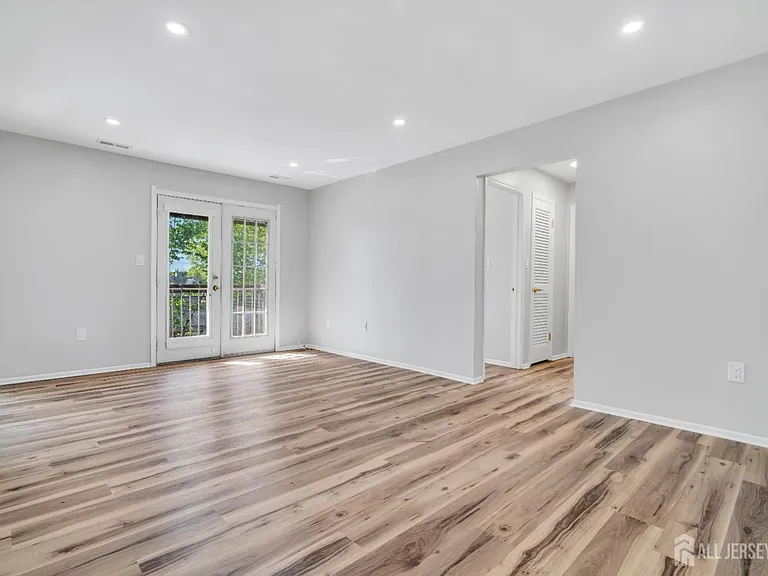 812 Green Hollow Dr — Photo 5