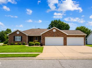2895 Foxridge Cir, Columbus, IN 47203