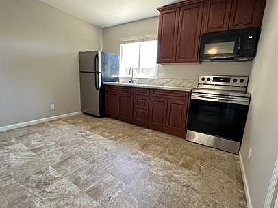 5th image of 912 Blue St APT 10