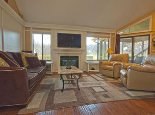 933 Duck Pond Rd, Fontana, WI 53125