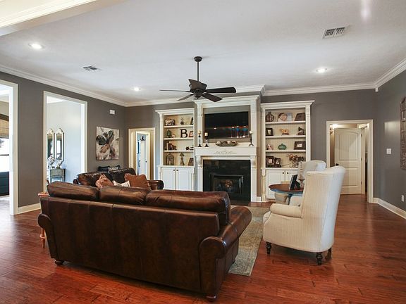 5th image of 1034 N Worthington