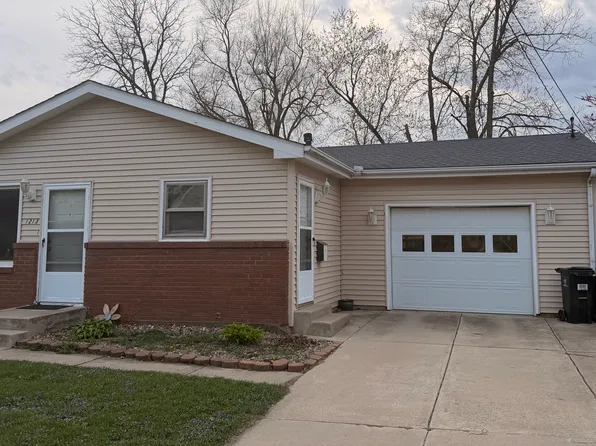 1213 S Oak St, Bloomington, IL 61701