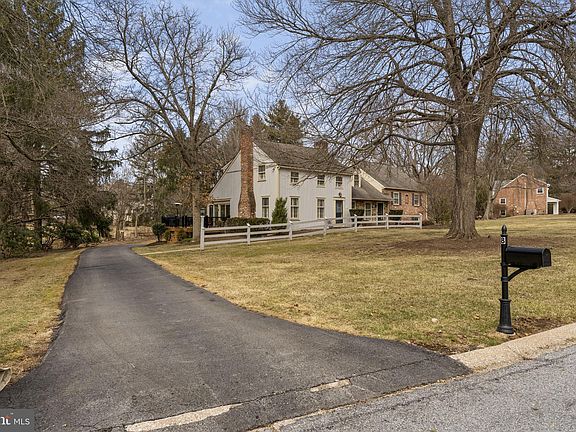 3rd image of 8 Stonehenge Ln
