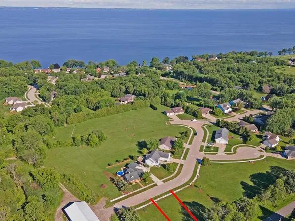 4625 Shambeau Dr #11, Oshkosh, WI 54901