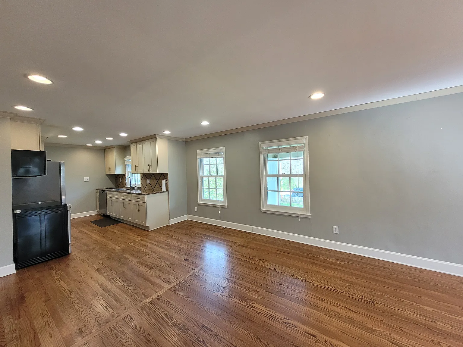 3927 Woodlawn Dr — Photo 2