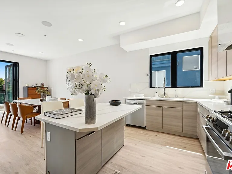 137 N Doheny Dr #3 — Photo 10