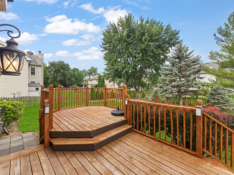 553 Danbury Dr — Photo 17