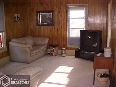 3rd image of 624 Woodlawn St