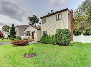 16 Bentley Rd, Plainview, NY 11803