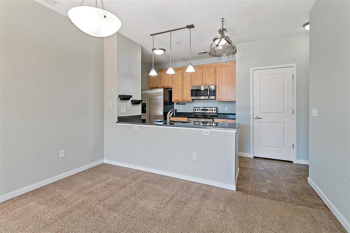 1 bed, 1.5 bath, 873 sqft, $1,950 — Photo 2