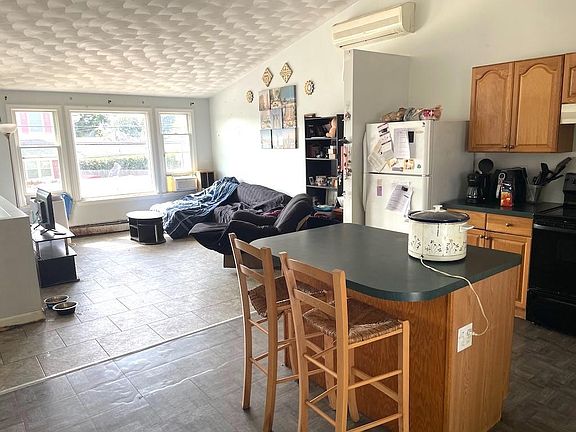 4th image of 240 Beverage Hill Ave